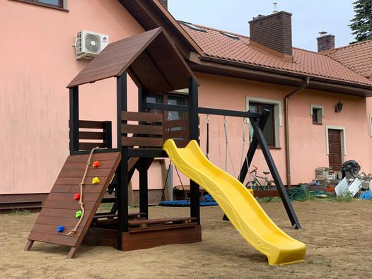 plac zabaw z drewna