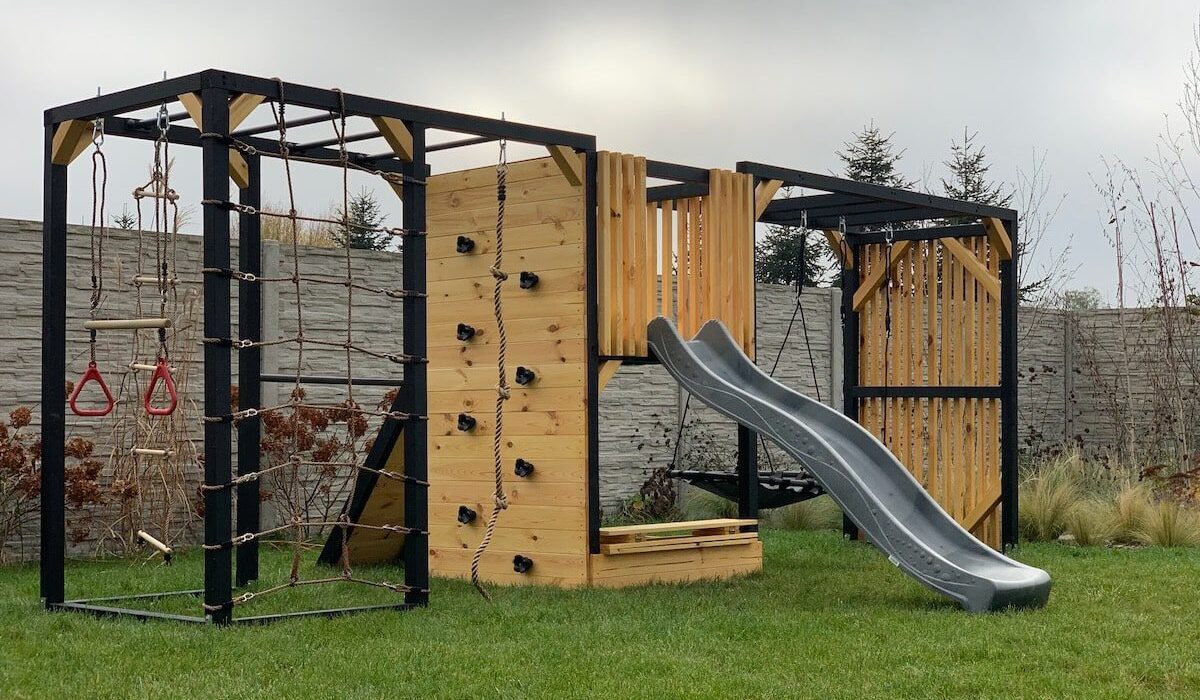 Sensoryczny plac zabaw – rozwój dziecka przez zabawę