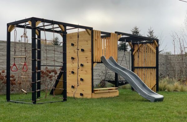 Sensoryczny plac zabaw – rozwój dziecka przez zabawę